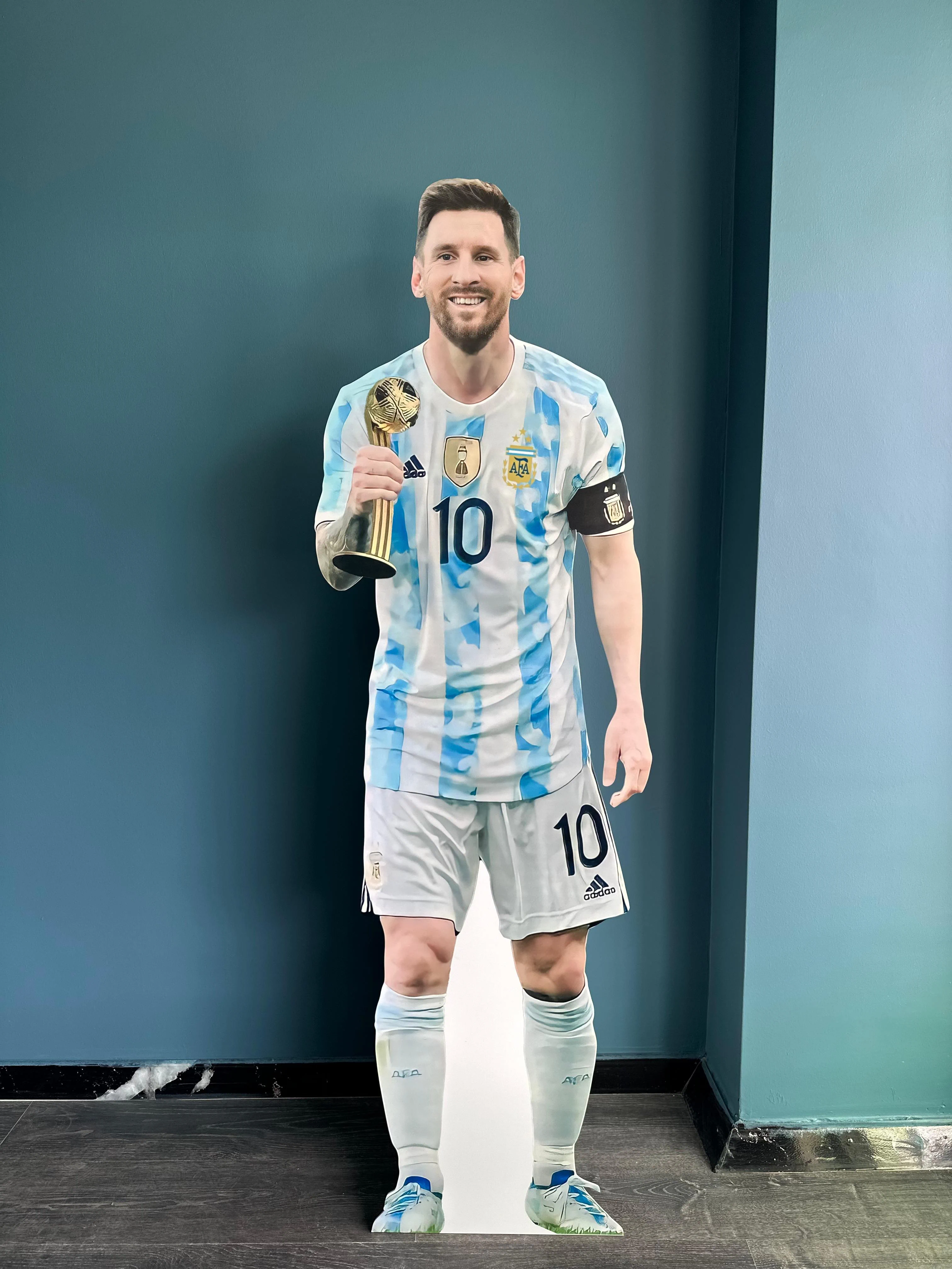 Lionel Messi Maketi Altın Ayakkabı Ödüllü Maketi Ayaklı  2 Boyutlu Tam Boy Plastik Maket
